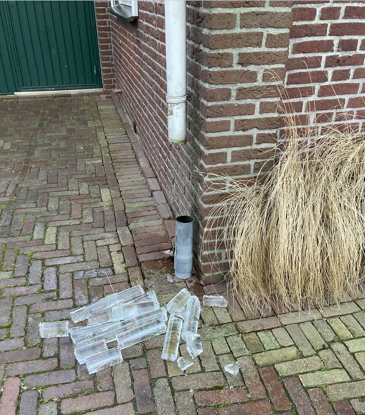 Verstopte en bevroren regenpijp