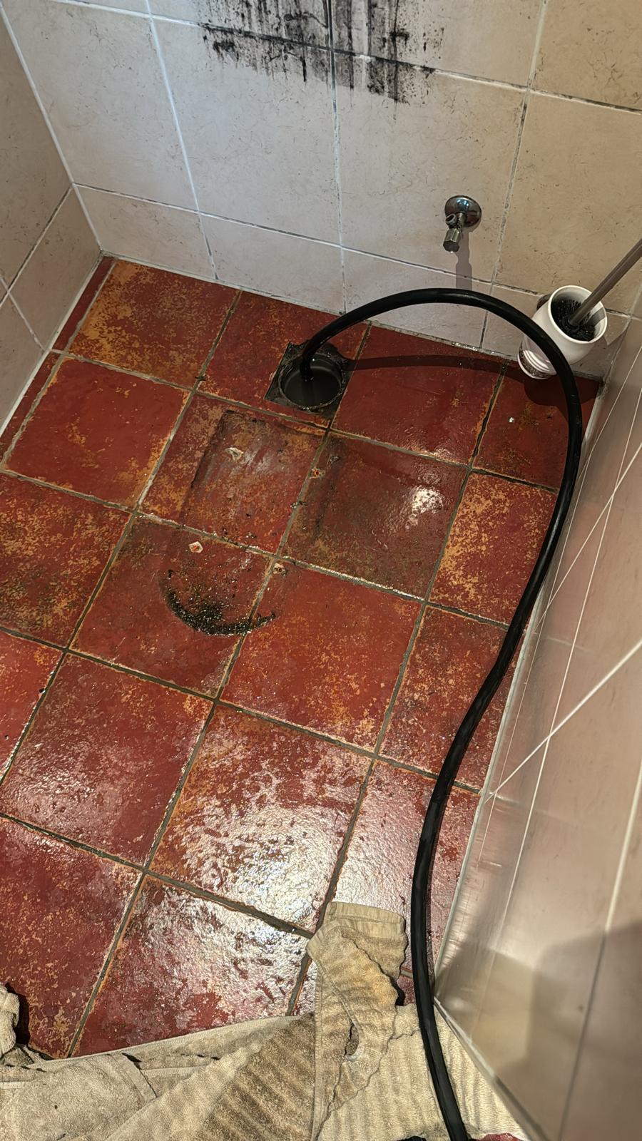 Verstopt toilet doorspuiten