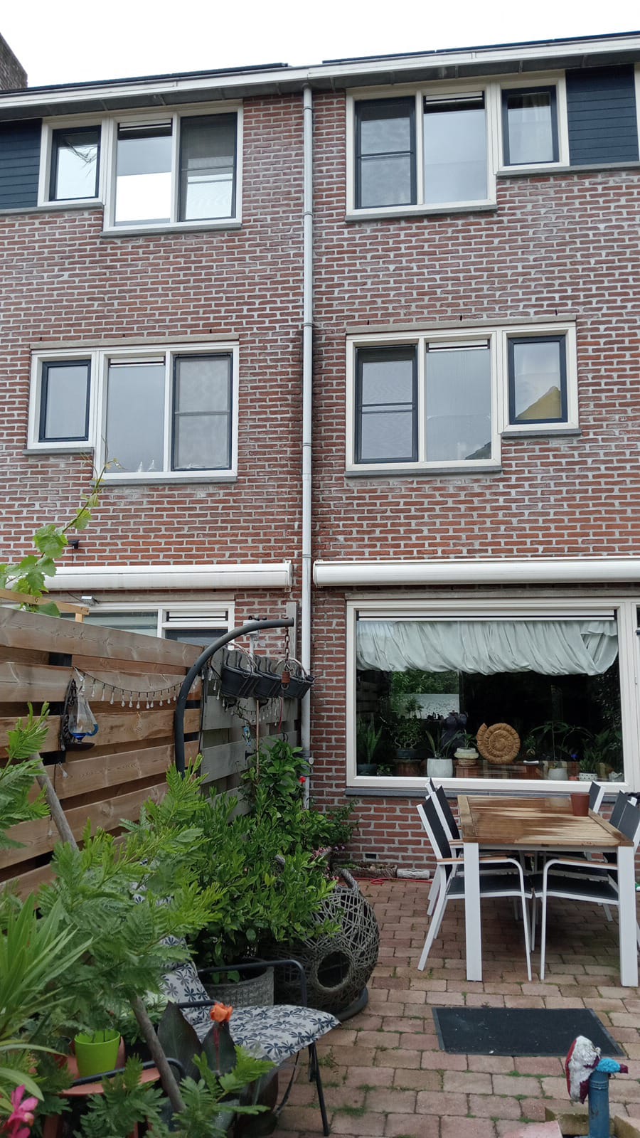 Waterlekkage tegen gevel regenpijp